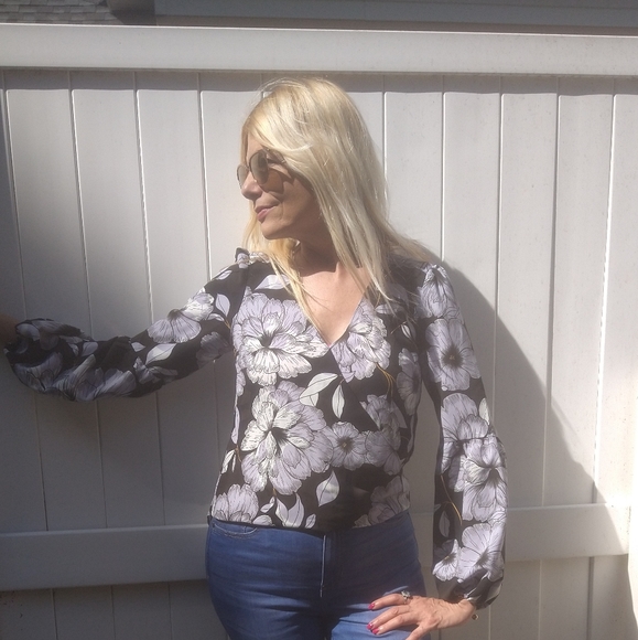 New Floral Sexy Faux Wrap Blouse Small - Picture 5 of 6